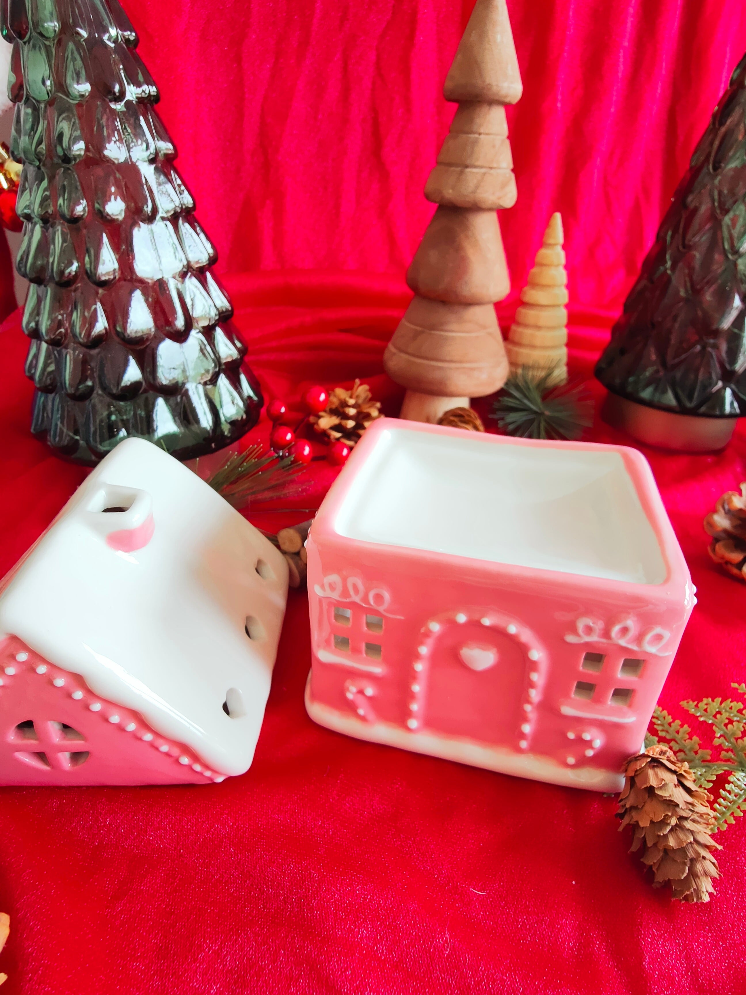 Brûle-parfum en céramique – “Maison pain d'épices ROSE ”  (Édition Limitée Noël 2025)