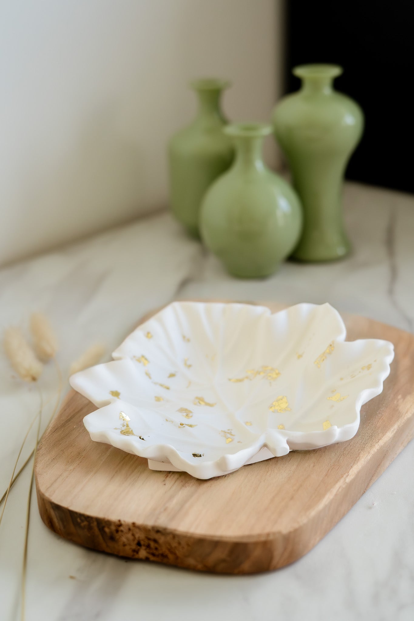 Plateau en jesmonite feuille blanche & éclats dorés