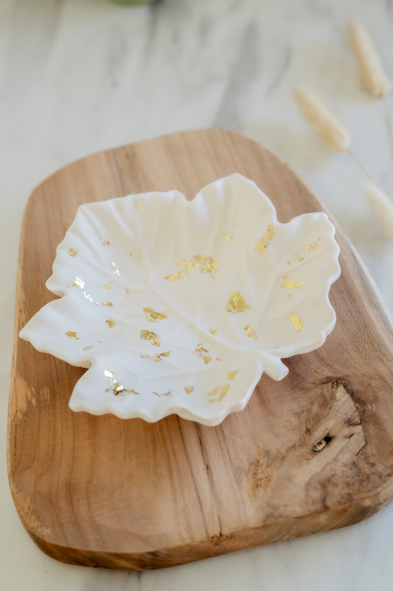 Plateau en jesmonite feuille blanche & éclats dorés