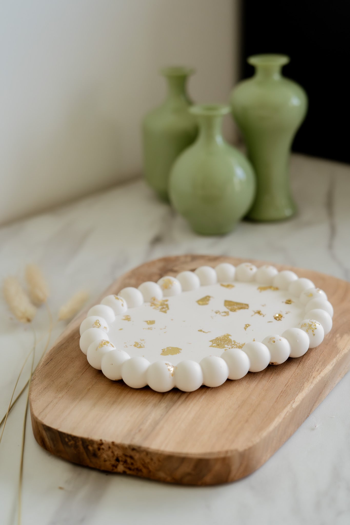 Plateau en jesmonite ovale – Perlé blanc & éclats dorés