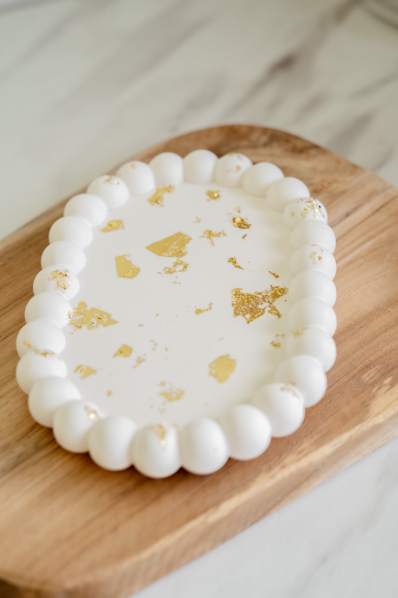 Plateau en jesmonite ovale – Perlé blanc & éclats dorés