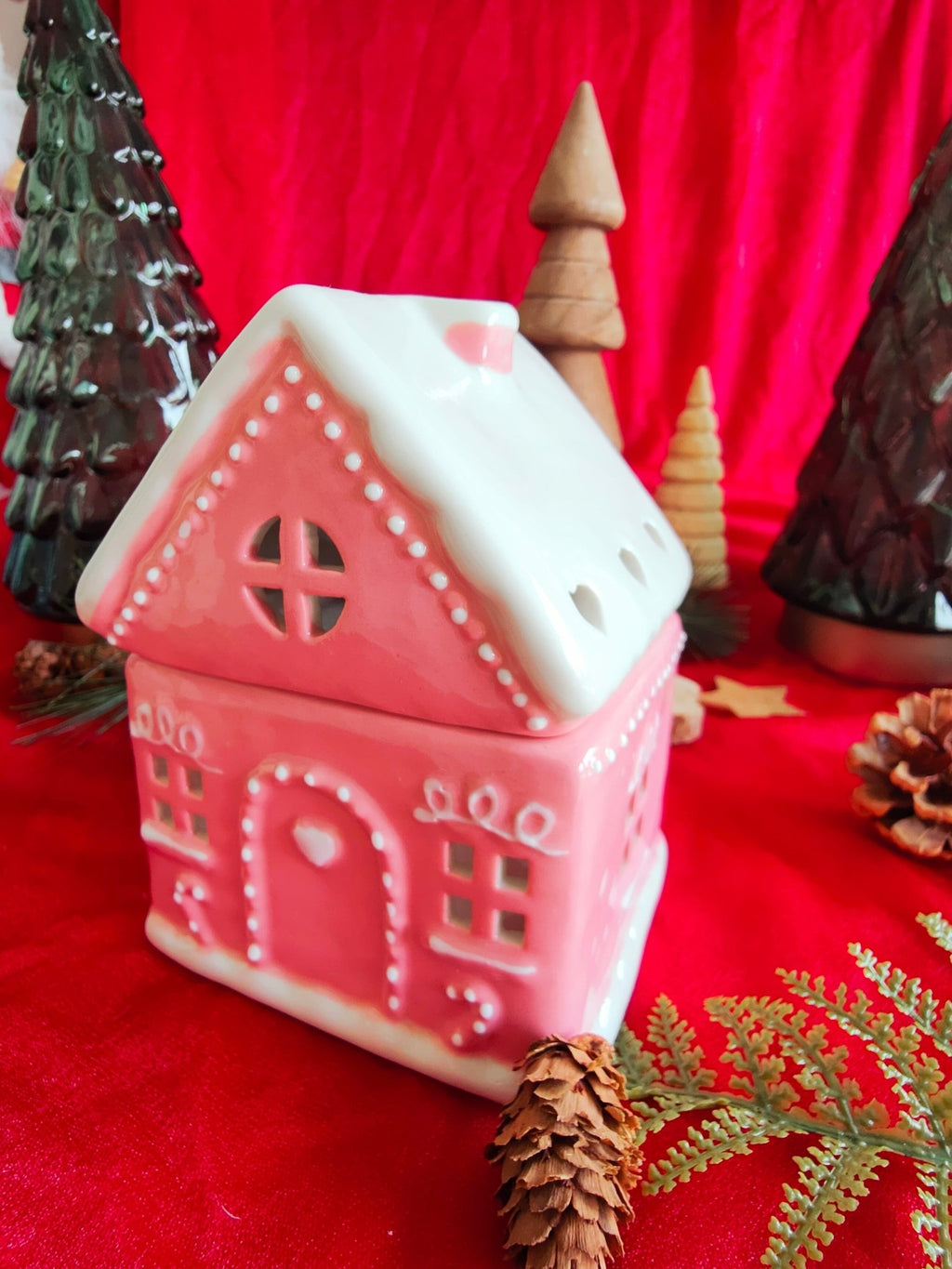 Brûle - parfum en céramique – “Maison pain d'épices ROSE ” (Édition Limitée Noël 2025) - L'Atelier Douceurs & Senteurs