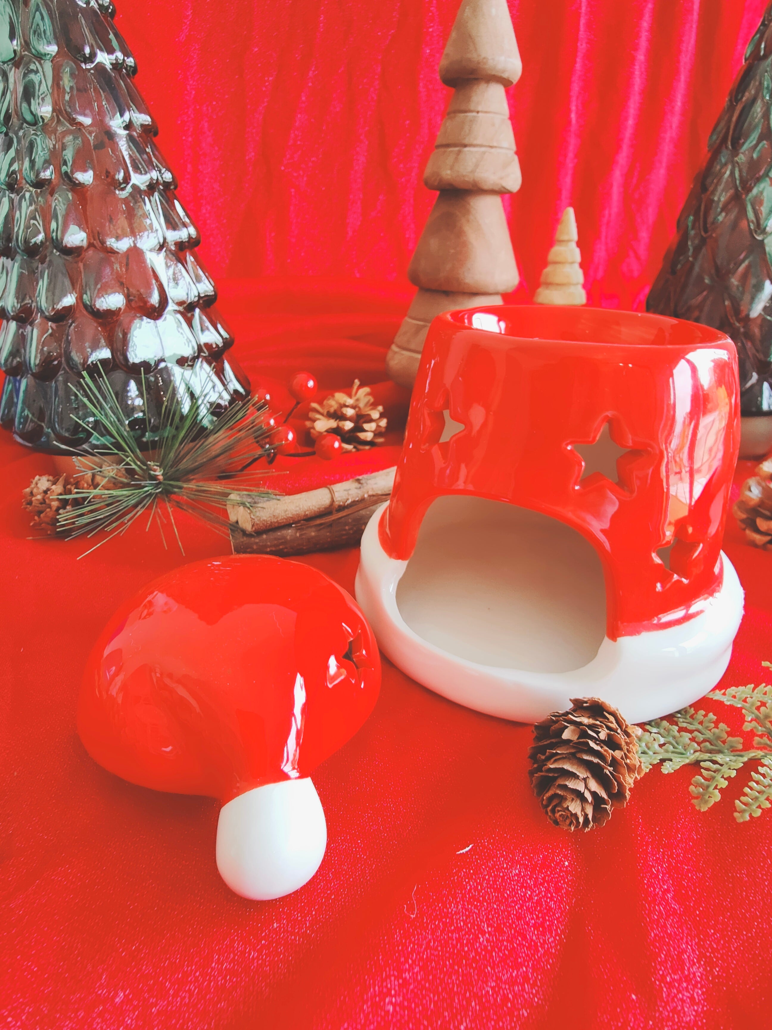Brûle-parfum en céramique – “Chapeau du Père Noël”  (Édition Limitée Noël 2025)