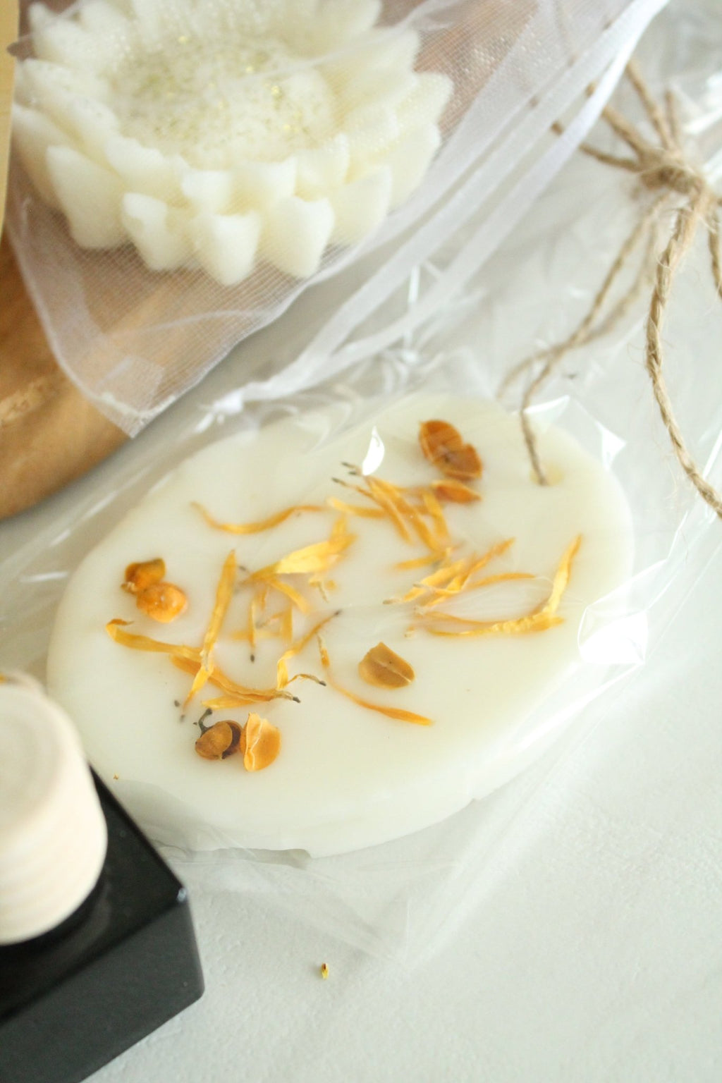 COFFRET parfumé” – 1 fondant, 1 poudre de maison, 1 diffuseur voiture, 1 suspension - L'Atelier Douceurs & Senteurs