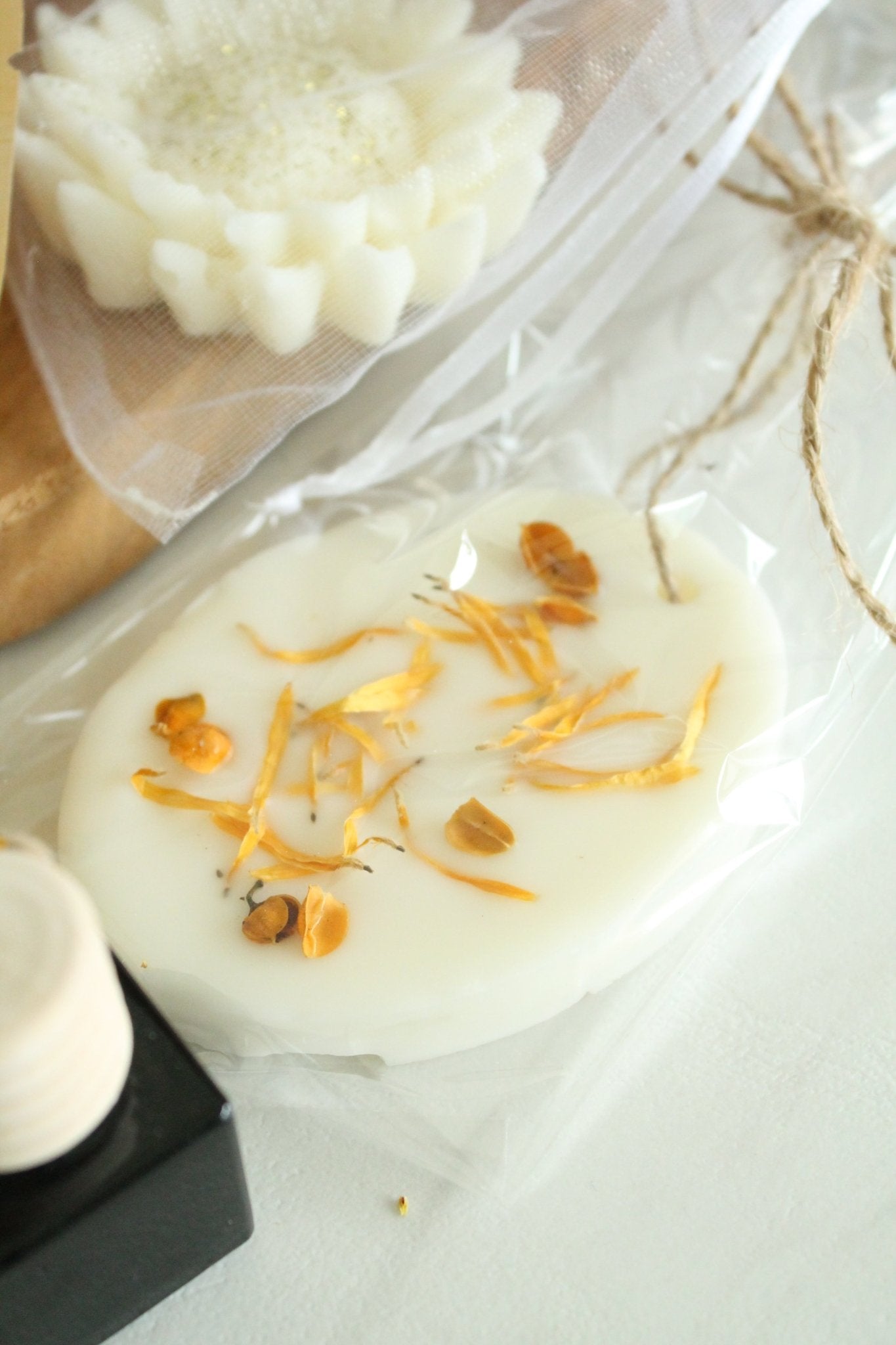 COFFRET parfumé” – 1 fondant, 1 poudre de maison, 1 diffuseur voiture, 1 suspension - L'Atelier Douceurs & Senteurs