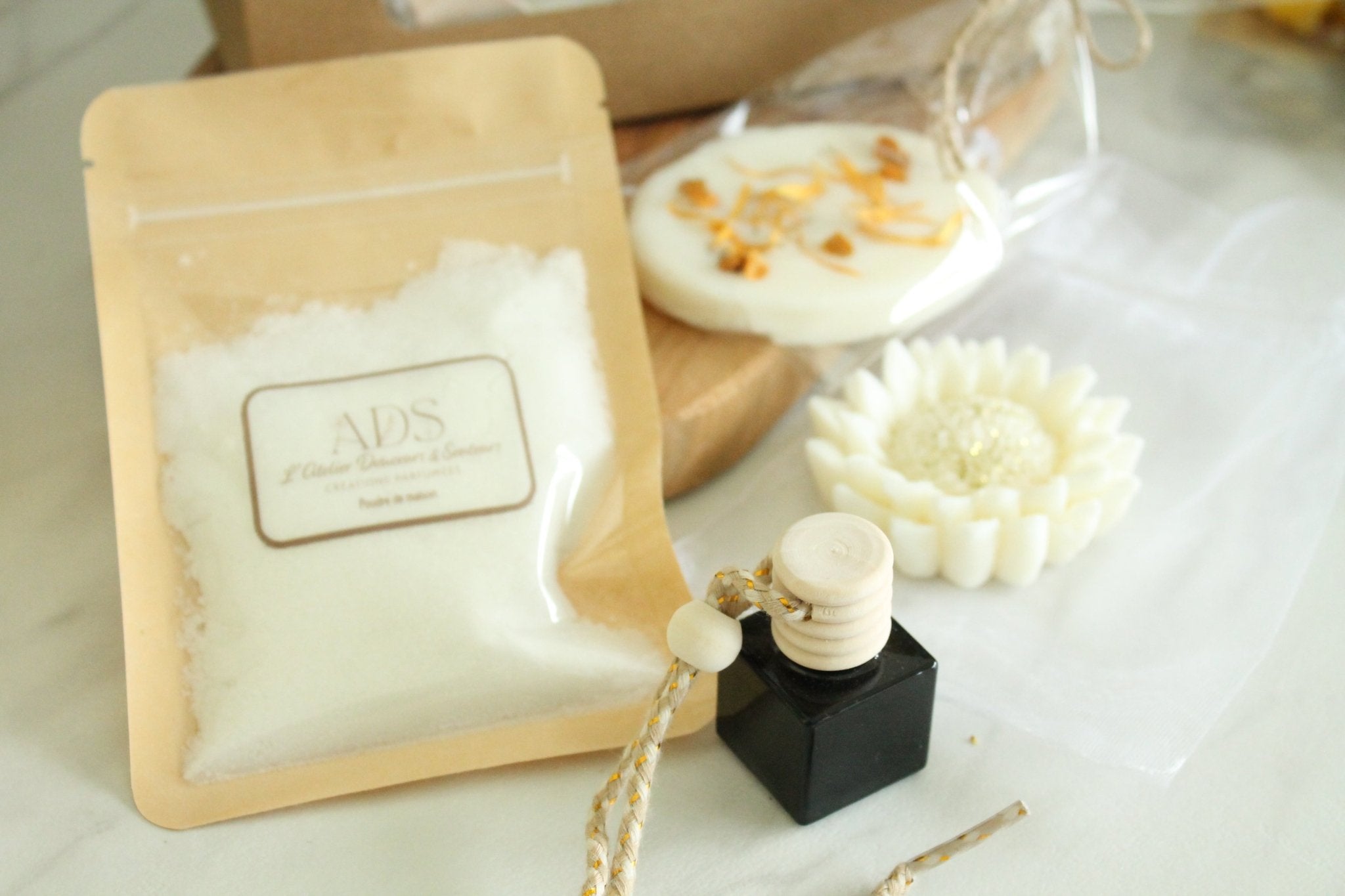 COFFRET parfumé” – 1 fondant, 1 poudre de maison, 1 diffuseur voiture, 1 suspension - L'Atelier Douceurs & Senteurs