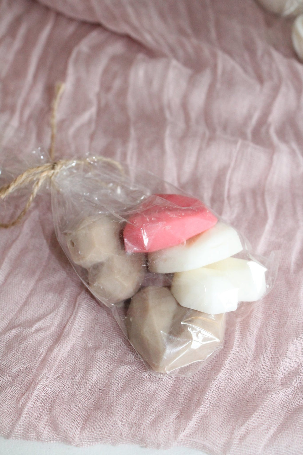 Sachet de Cœurs fondants parfumés ” – cire végétale & parfum de grasse - L'Atelier Douceurs & Senteurs
