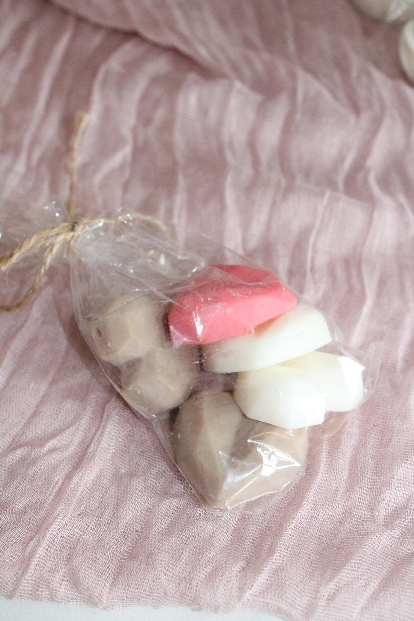 Sachet de Cœurs fondants parfumés ” – cire végétale & parfum de grasse - L'Atelier Douceurs & Senteurs