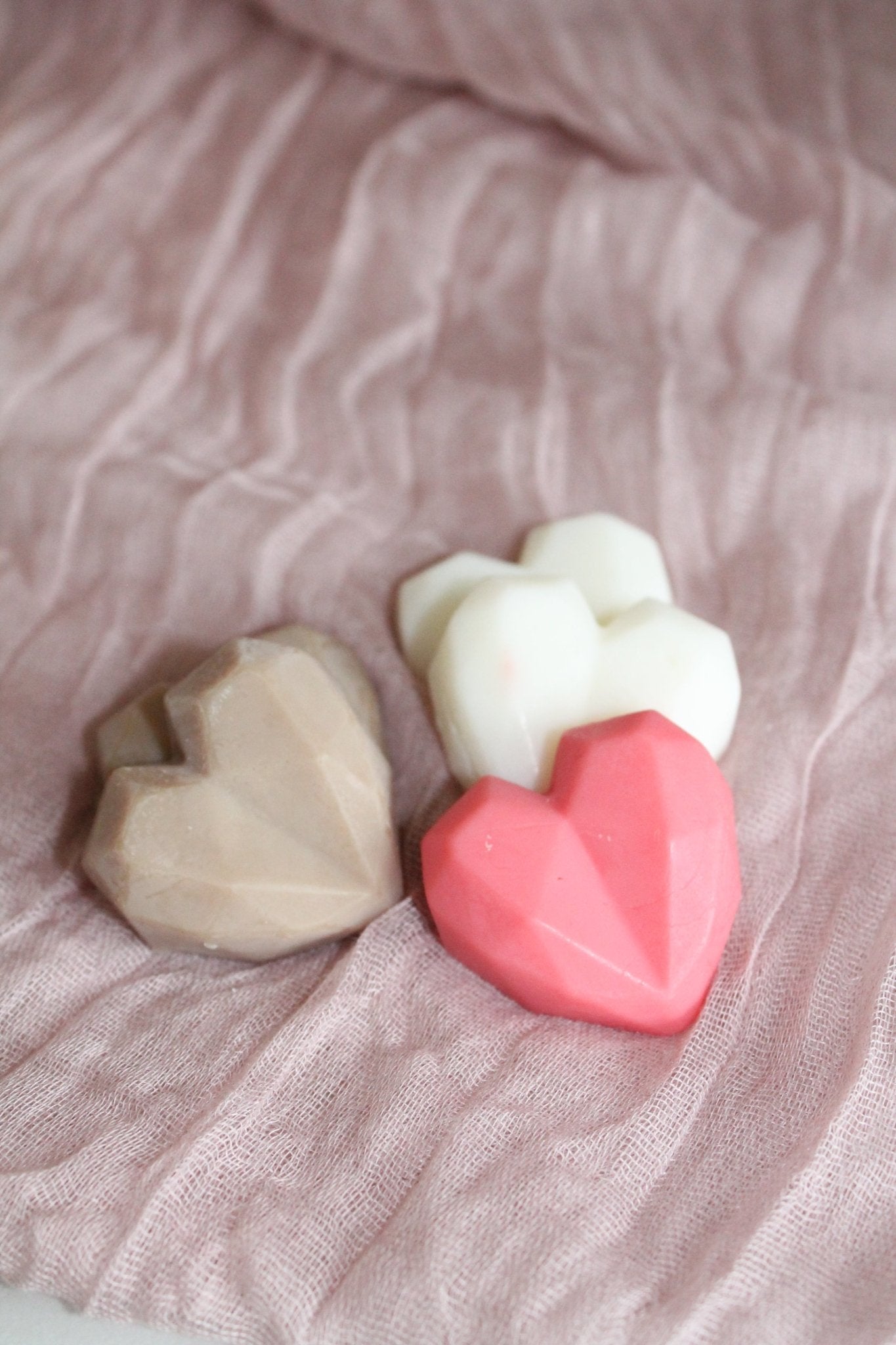 Sachet de Cœurs fondants parfumés ” – cire végétale & parfum de grasse - L'Atelier Douceurs & Senteurs